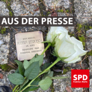 Bild von zwei weißen Rosen bei einem Stolperstein. Text: "Aus der Presse"
