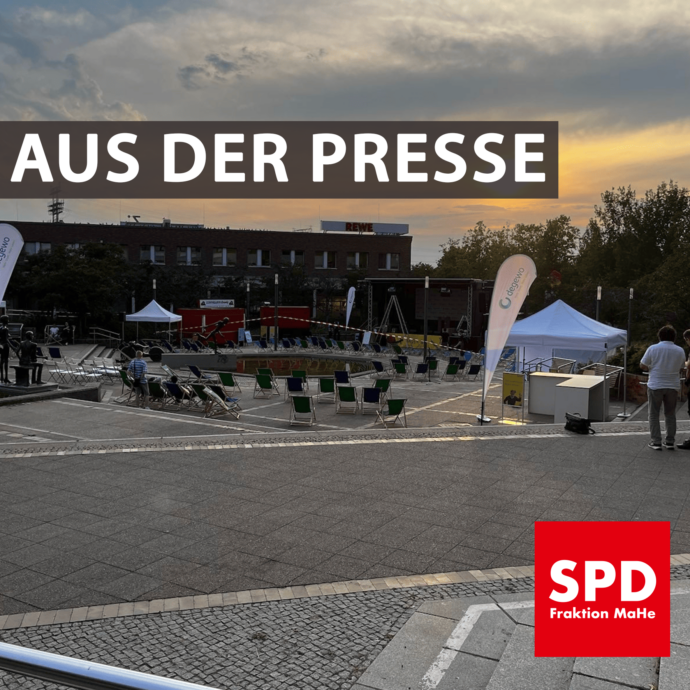 Bild vom Helene-Weigel-Platz bei Dämmerung. Text: "Aus der Presse"