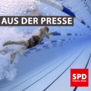 Person schwimmt eine Bahn. Text: "Aus der Presse"