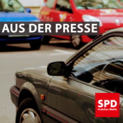 Bild von parkenden Autos. Text: "Aus der Presse"