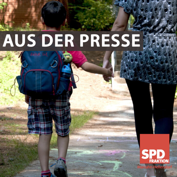 Kind läuft mit Mutter zur Schule. Text:"Aus der Presse"
