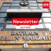 Bild vom Rathaus Marzahn. Text: "Newsletter April 2024"