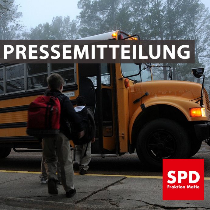 Bild von Kindern die in ein Schulbus steigen. Text: "Pressemitteilung"