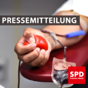 Bild einer Person die Blut spendet. Die Person hält einen roten Ball in der Hand. Text: "Pressemitteilung"
