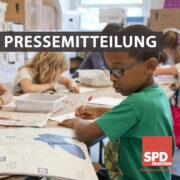 Foto von lernenden Kindern in der Schule. Oben links ist ein Text geschrieben. Text auf dem Bild:"Pressemitteilung"
