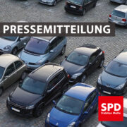 Bild von parkenden Autos auf einem Parkplatz. Text: "Pressemitteilung"
