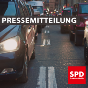 Bild von mehreren Autos im Stau. Text: "Pressemitteilung"