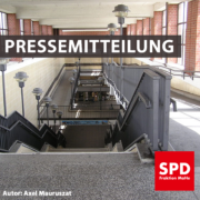 Bild auf die Treppen und Rampen am U-Bahnhof Elsterwerdaer Platz. Text: "Pressemitteilung"