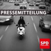 Bild von fahrenden Autos und eines fahrenden Motorrads. Text: "Pressemitteilung"