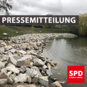 Bild vom Südwestufer des Biesdorfer Baggersees mit Steinen. Text: "Pressemitteilung"